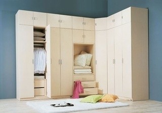 米黃色+白色衣柜